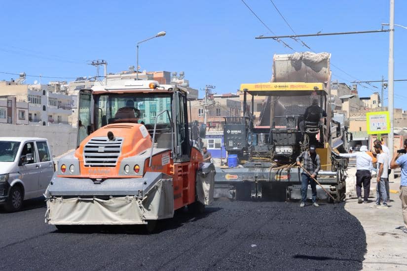 Haleplibahçe caddesi’nde asfalt çalışmaları sürüyor