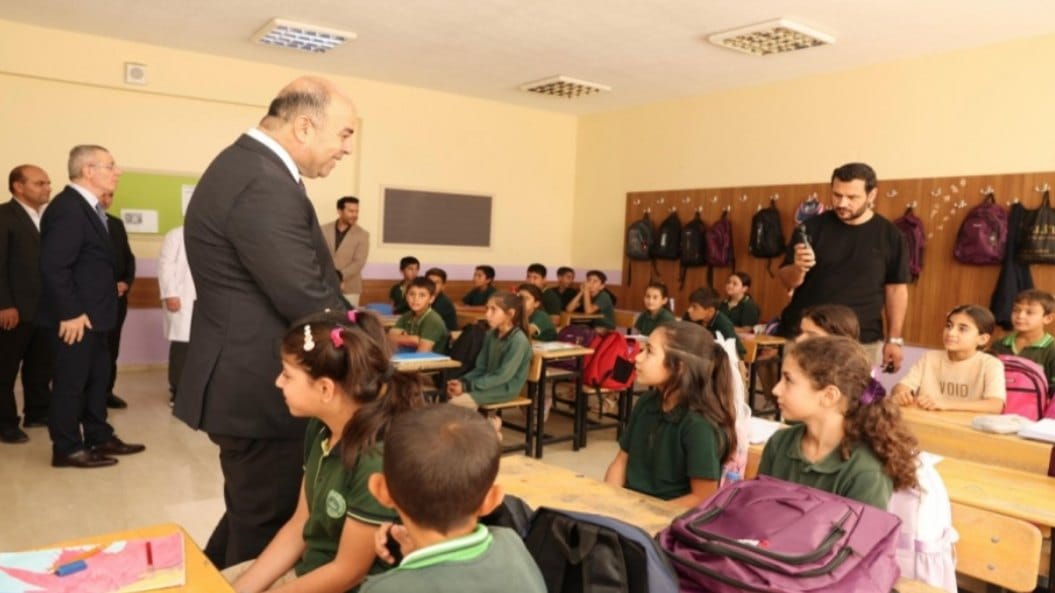 Nihat ÇİFTÇİ Hamurkesen’de ilkokul ve ortaokul öğrencileriyle bir araya gelerek 400 öğrenciye kırtasiye desteğinde bulundu