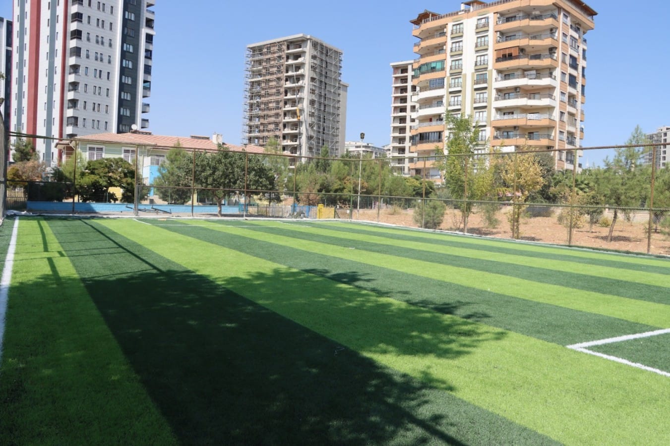 Karaköprü'de 5 okula 5 sentetik çim saha