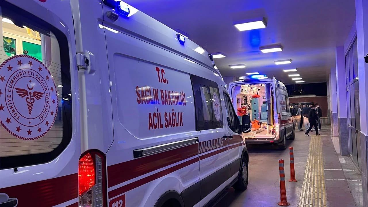 Şanlıurfa’da Otomobil Bariyerlere Çarptı: 24 Yaşındaki Sürücü Yaralandı