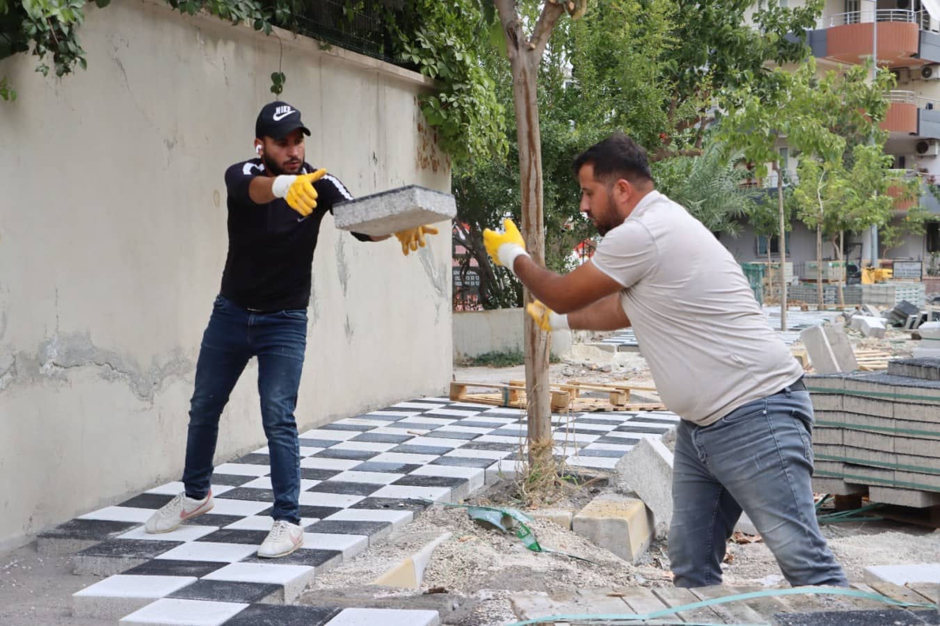 Karaköprü'de prestij sokak çalışmaları hız kesmeden sürüyor